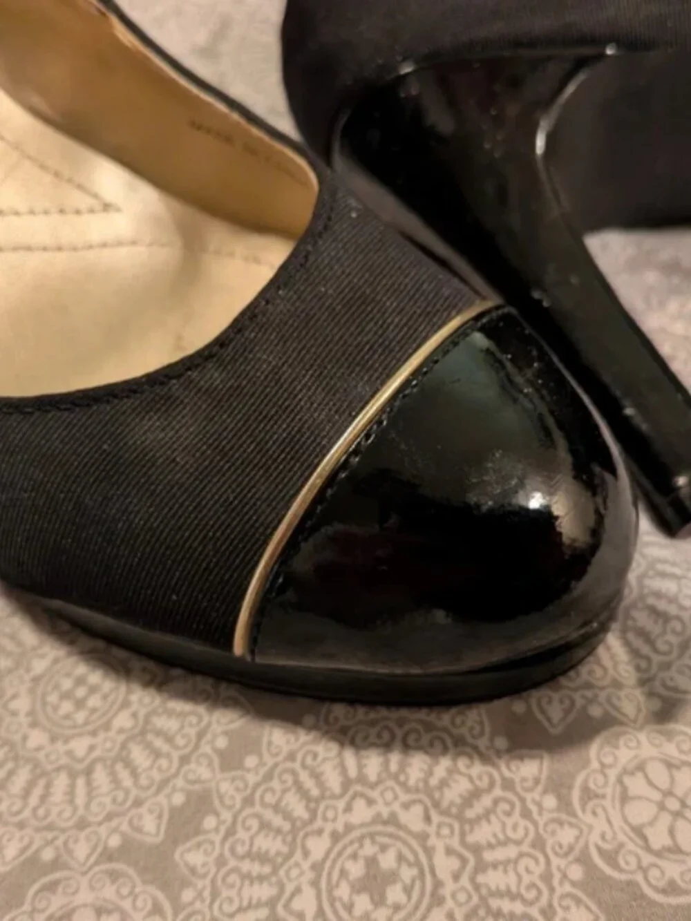 Awesome condition Tahari heels. Size 7